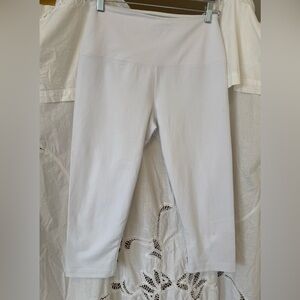 Lyssé white cropped leggings. Size M.
